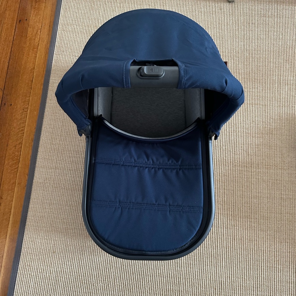 Uppababy bassinet like new, 2023, navy, Vista 2!